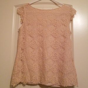 Lace shirt with cap sleeves. Light pink.